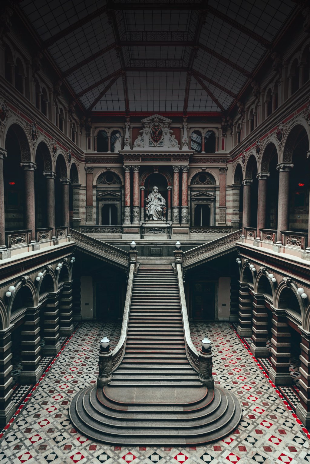 Eingangshalle eines Justizgebäudes.